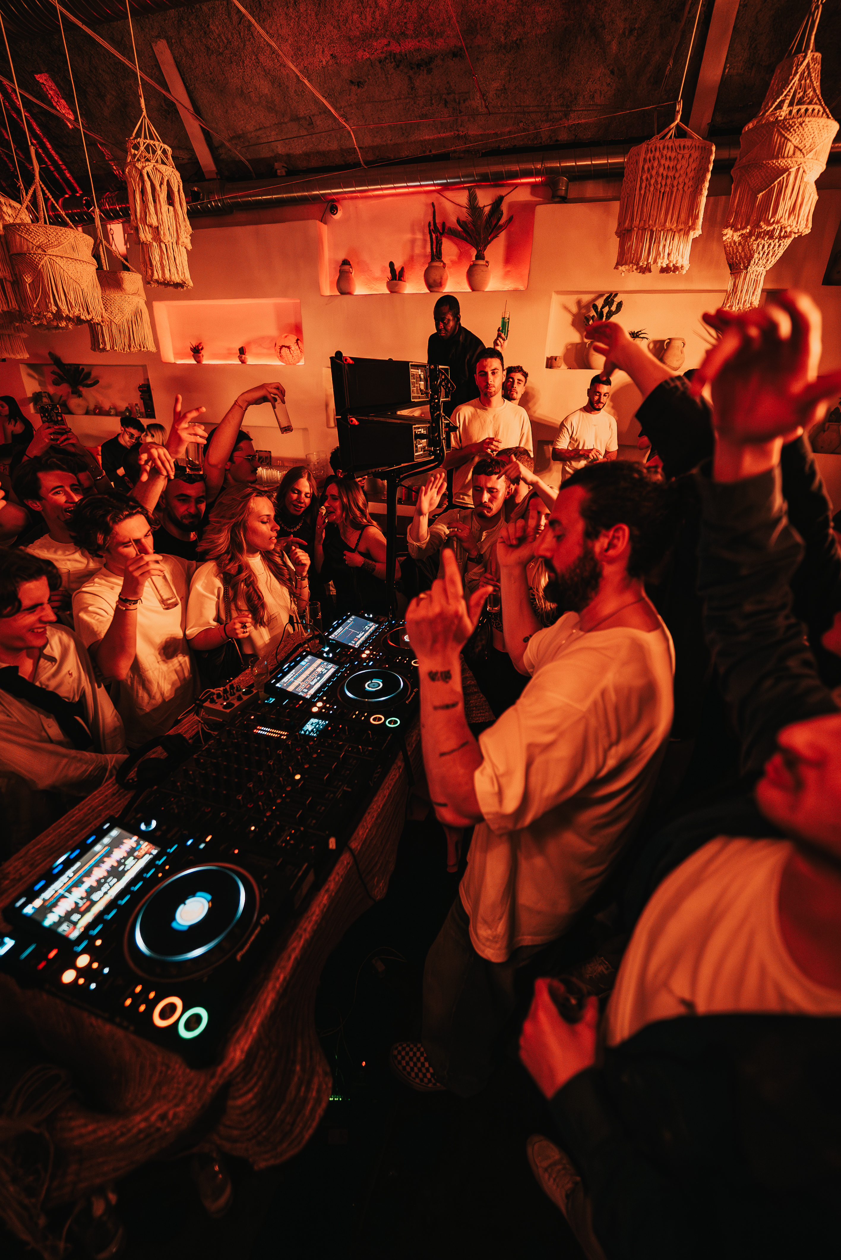 Le DJ fait monter l’ambiance au milieu d’un public euphorique réuni autour des platines.