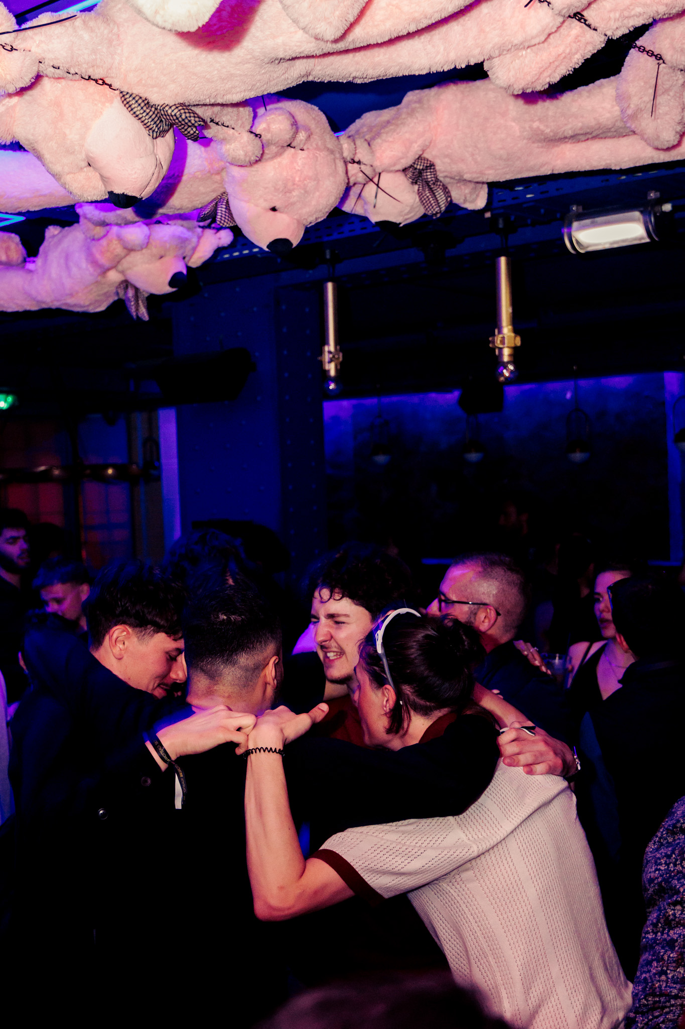 Un groupe d’amis profite de l’ambiance euphorique et immersive au milieu du club.