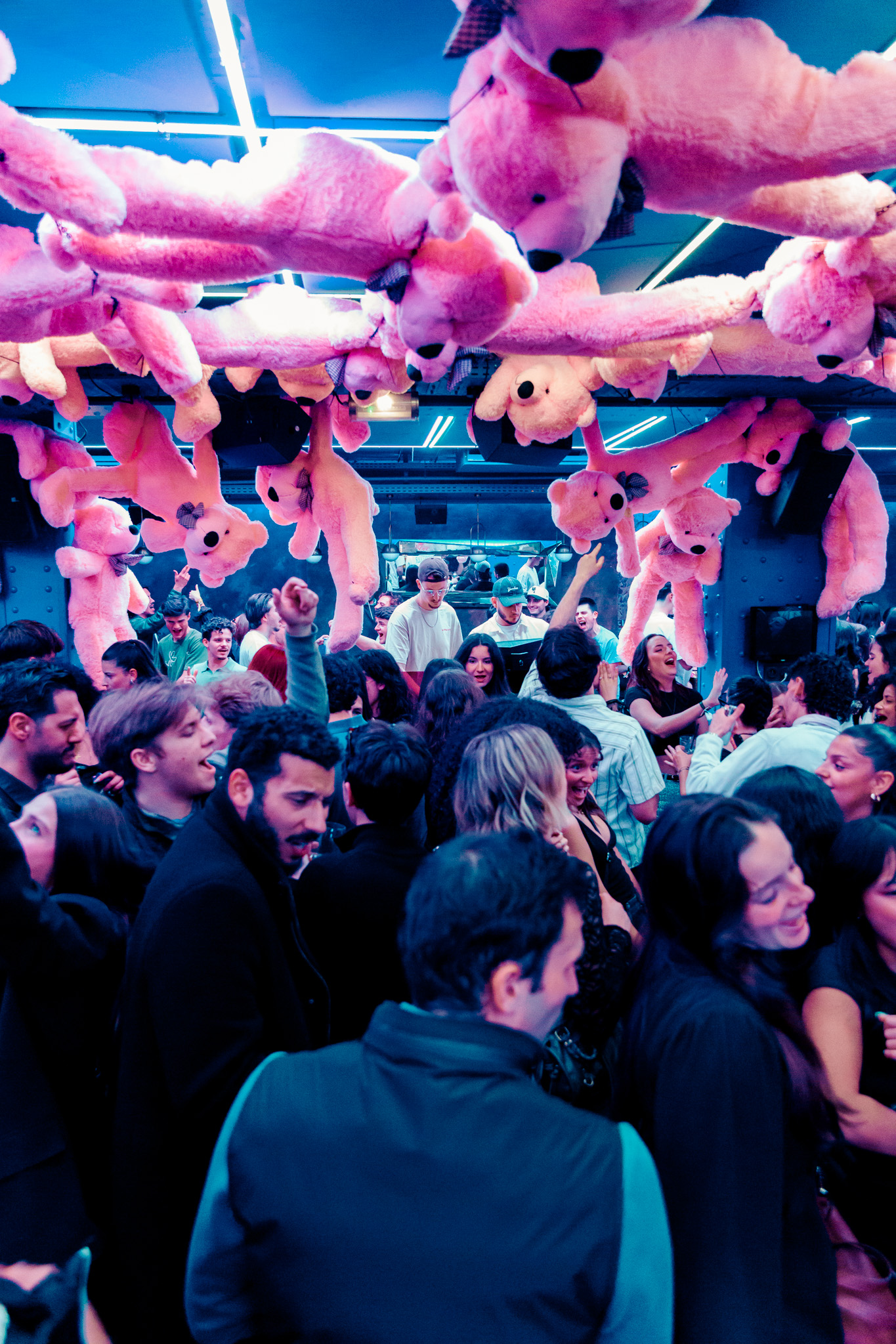 Le dancefloor explose d’énergie autour du DJ set et des installations suspendues roses.