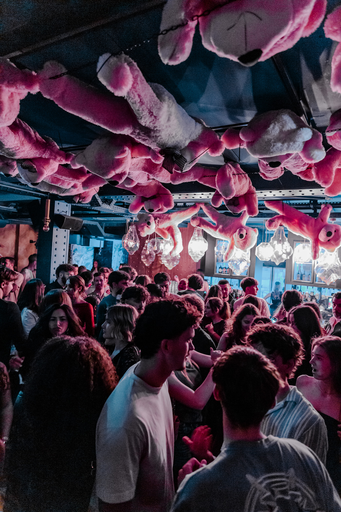 Une salle bondée vibre sous une scénographie originale mêlant lumière froide et décor régressif.