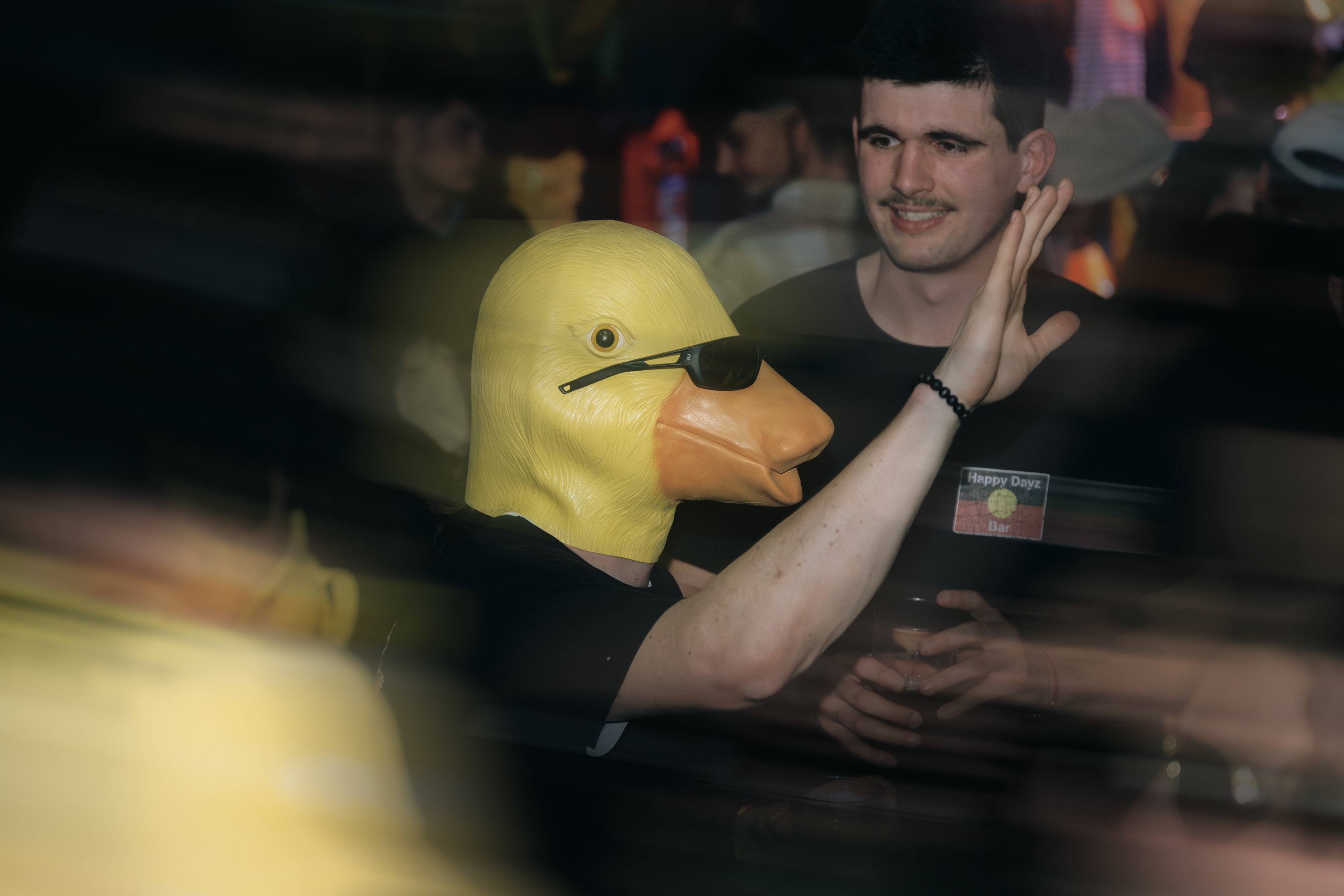 Homme avec un masque de canard au milieu d'une foule